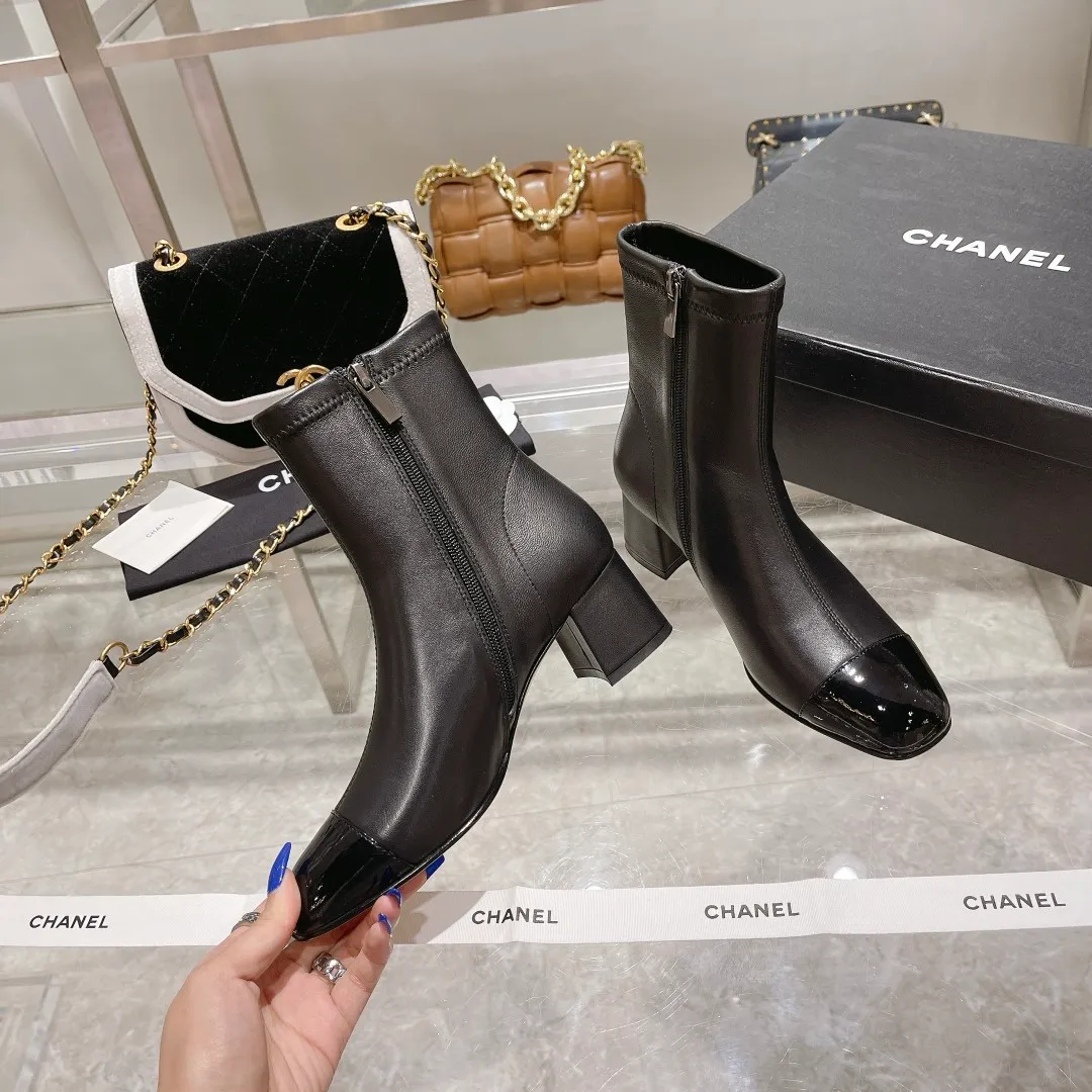👟👟Ex-factory price 640👟👟 🍀Chanel Chanel Xiaoxiang Wannian classic stitching thick heel short boots. 🔻Interpretation of elegant little fragrance〰️Super textured style, low-key but not simple, elegant and noble, especially the small double CLOGO embellishment on the heel, and the simple splicing of different materials on the toe casually reveal elegance and sophistication. It feels like walking on the ground without tiring your feet at all👌🏻. 👟👟👟👟The upper is made of imported Italian lambskin🐑, the lining is lambskin, and the Italian cow leather outsole. Heel height: 5cm. size: 35-39 (34, 40 can be customized)